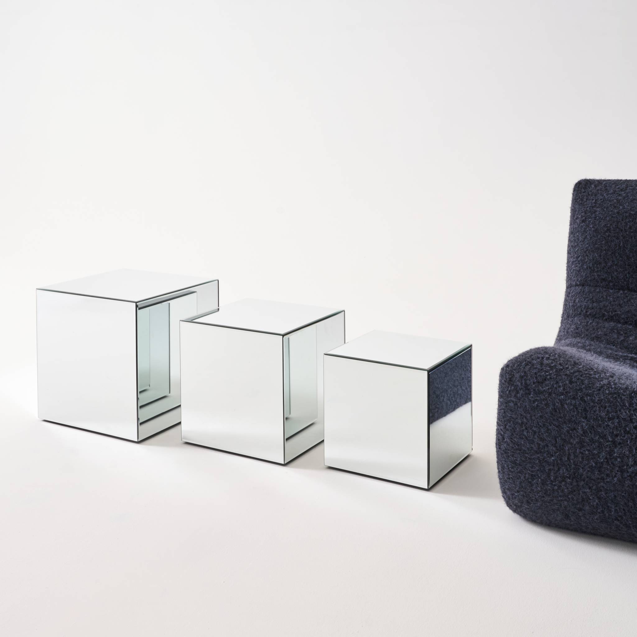 Table cubique miroir transparent. bout de canapé. table d'appoint cube miroir 40cm