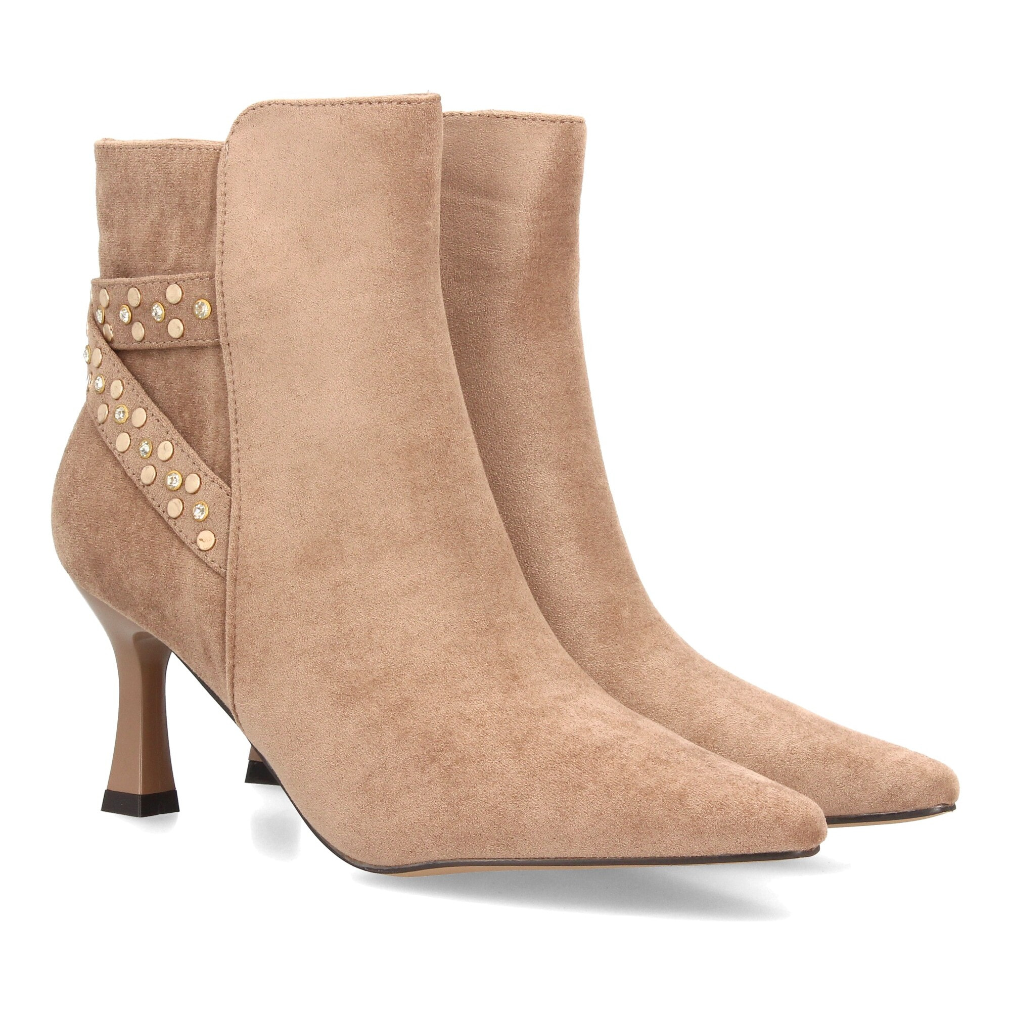 Botines elegantes con tachuelas y tacón fino