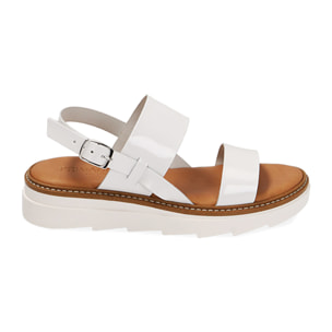 Sandalias blancas de charol