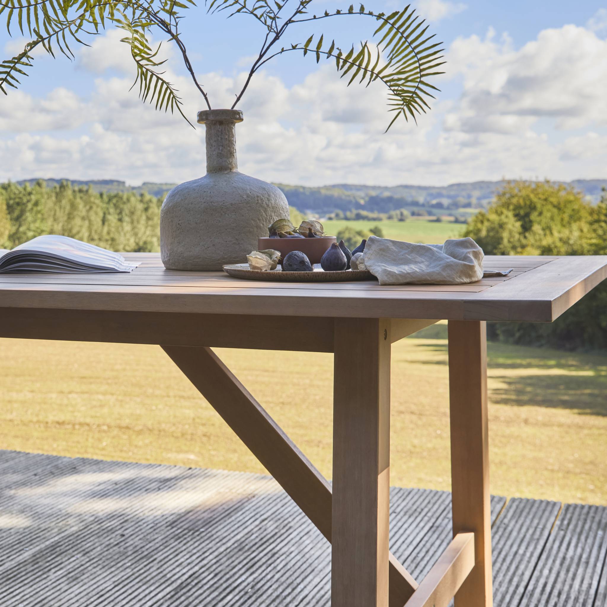 Table de jardin en bois d'eucalyptus LORIA naturel. 8 places. 260 x 100 x 76 cm