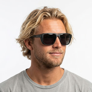 Gafas PALOALTO modelo WINGFOIL en color Montura negra mate con lentes polarizadas ahumadas.