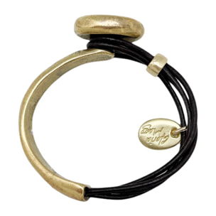 Pulsera media rá­gida en botón grabado y cuero marrón con metal dorado
