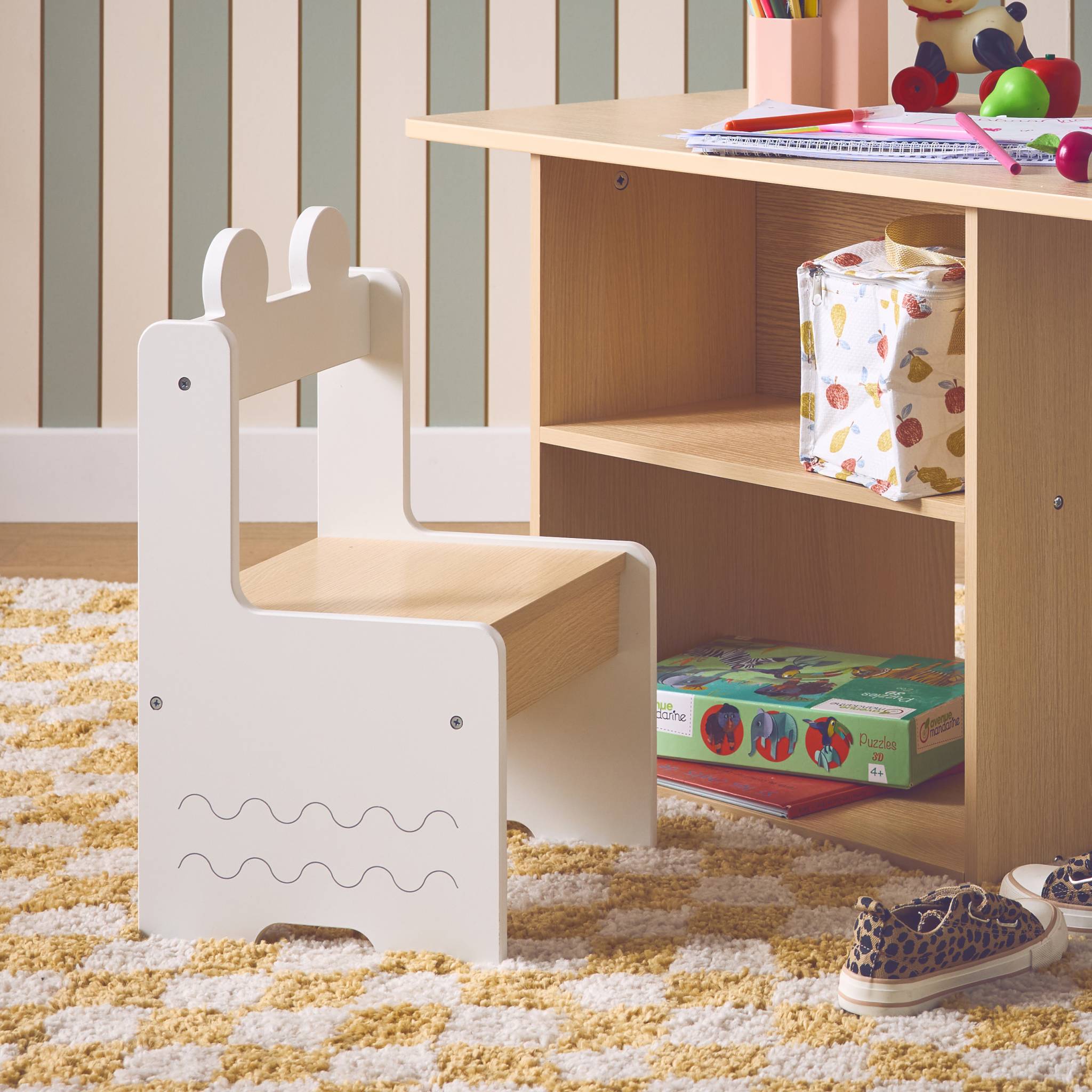 Table enfant + 2 chaises. avec étagères. blanc