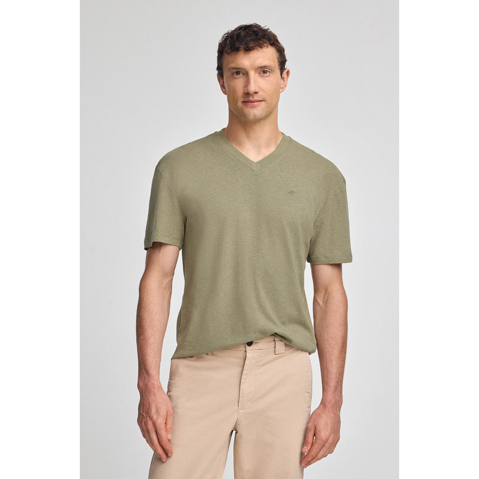 Camiseta verde en lino y algodón de cuello en pico y monograma bordado