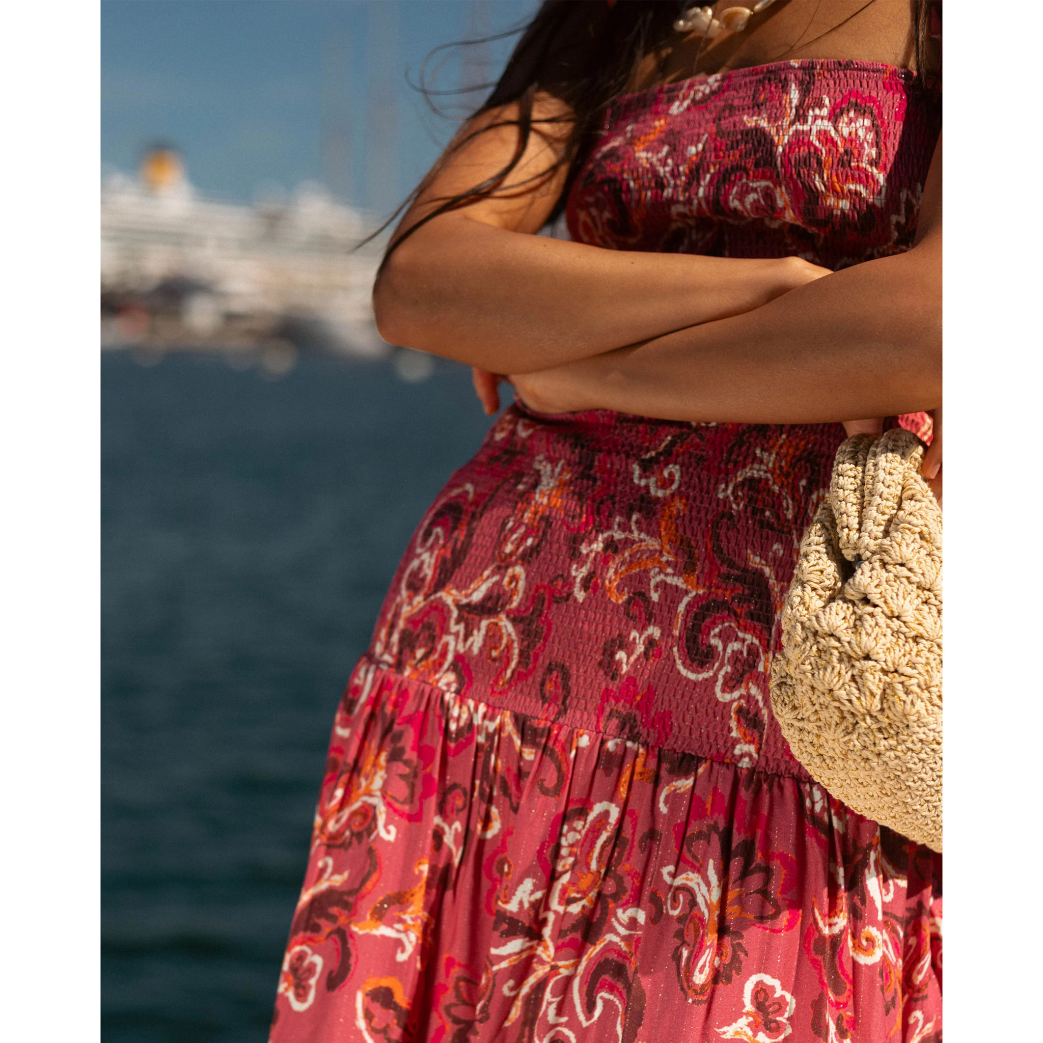 Vestido midi estampado con cuerpo fruncido y tirantes ajustables