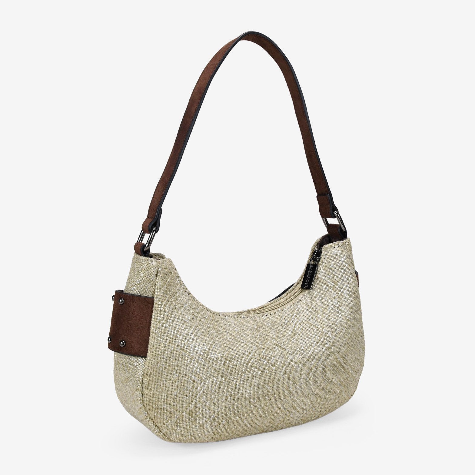 Bolso de hombro marrón en rafia con tachuelas