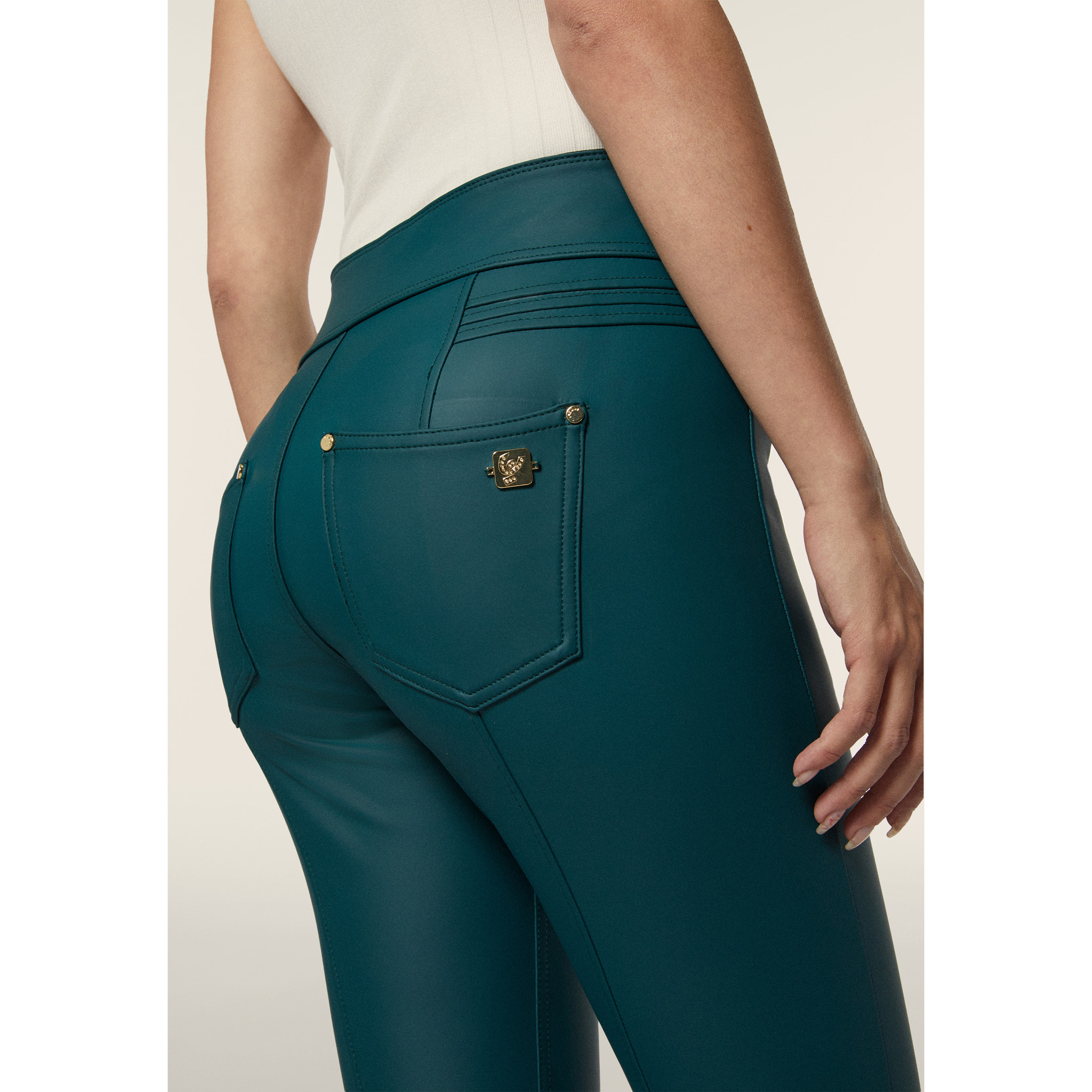 Pantaloni in Similpelle con Vita Alta e cuciture decorative