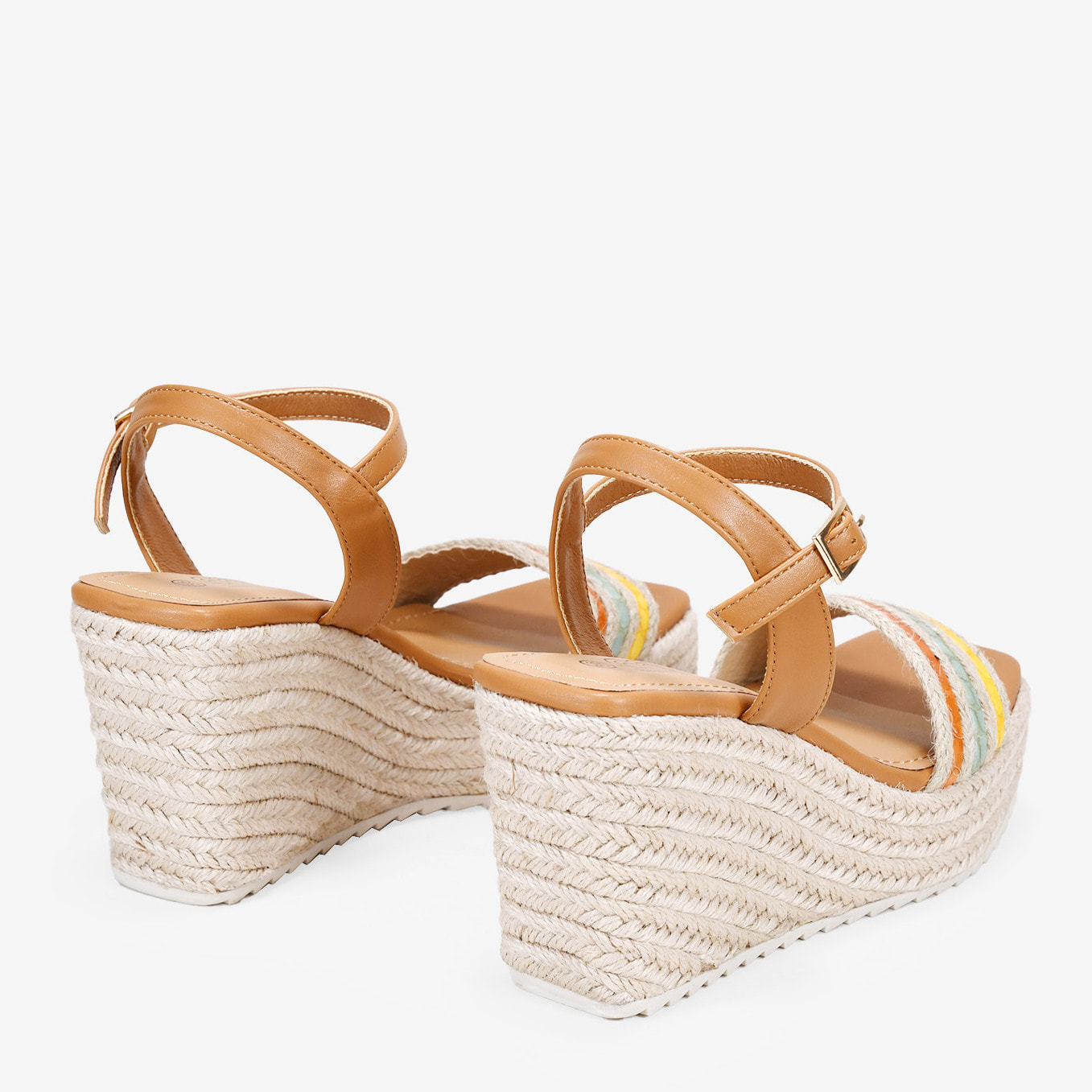 Sandalias de cuña cuero con cierre de hebilla