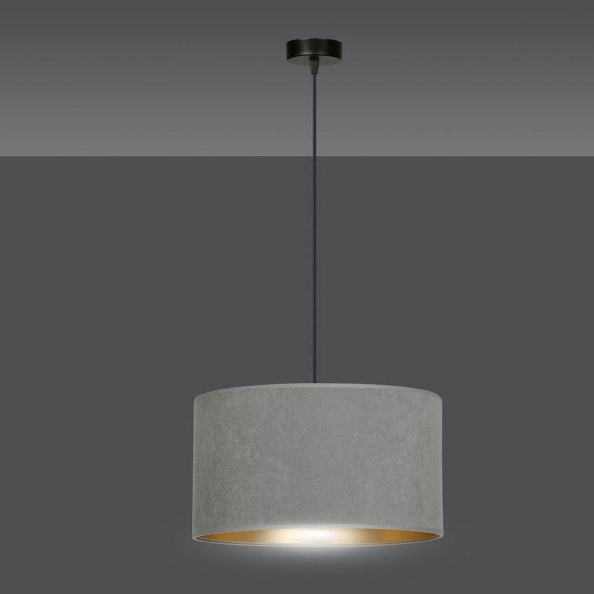 Lampada a sospensione Hilde con paralume in velluto grigio e interno oro