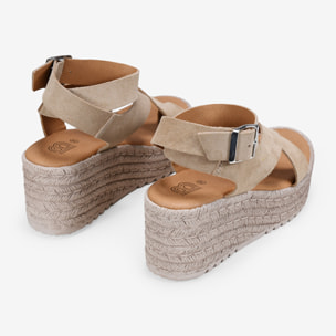 Sandalias de dedo arena en piel con cuña