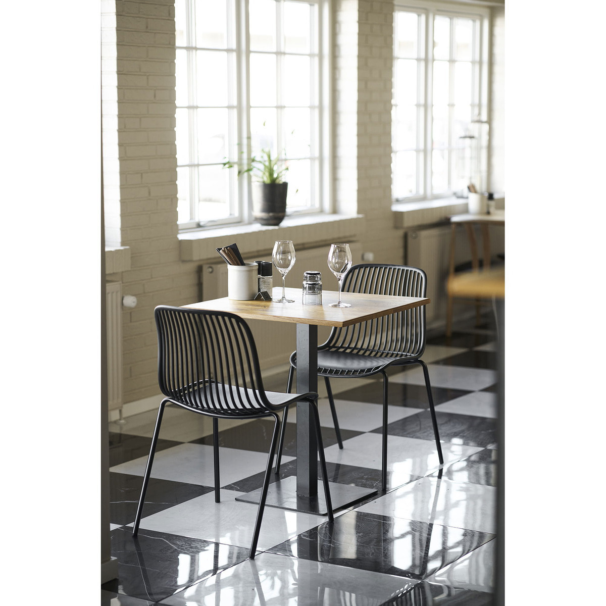 Tavolo bistrot Lignano in rovere naturale con base in metallo nero 70x70x75 cm