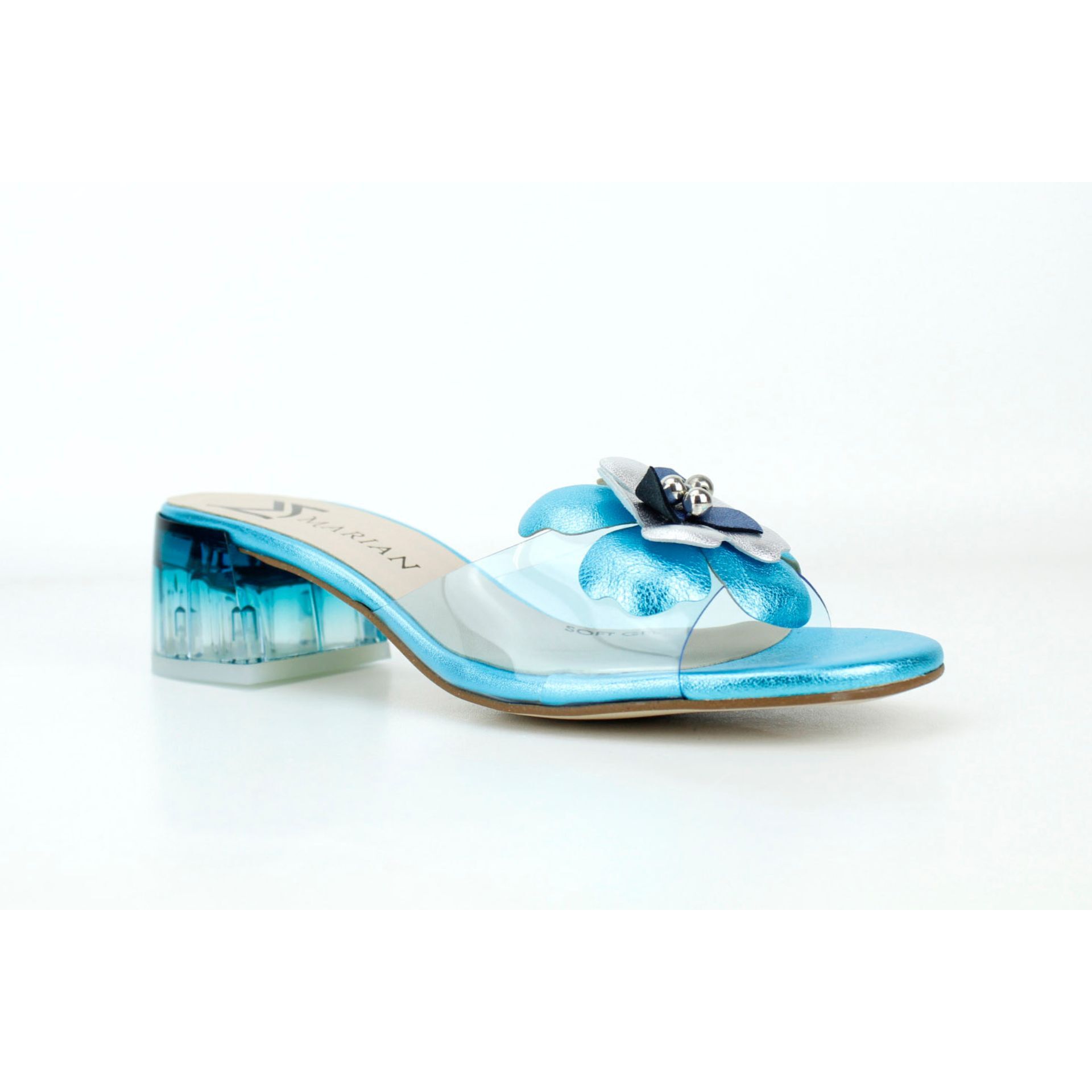 Sandalia en azul celeste con vinilio y adorno flor. Tacón 4 cm