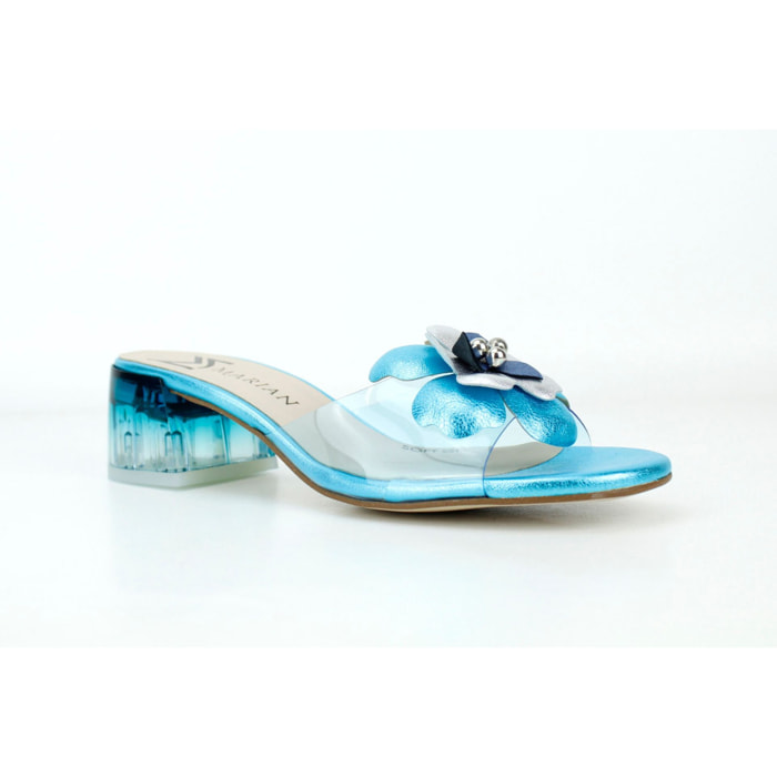 Sandalia en azul celeste con vinilio y adorno flor. Tacón 4 cm