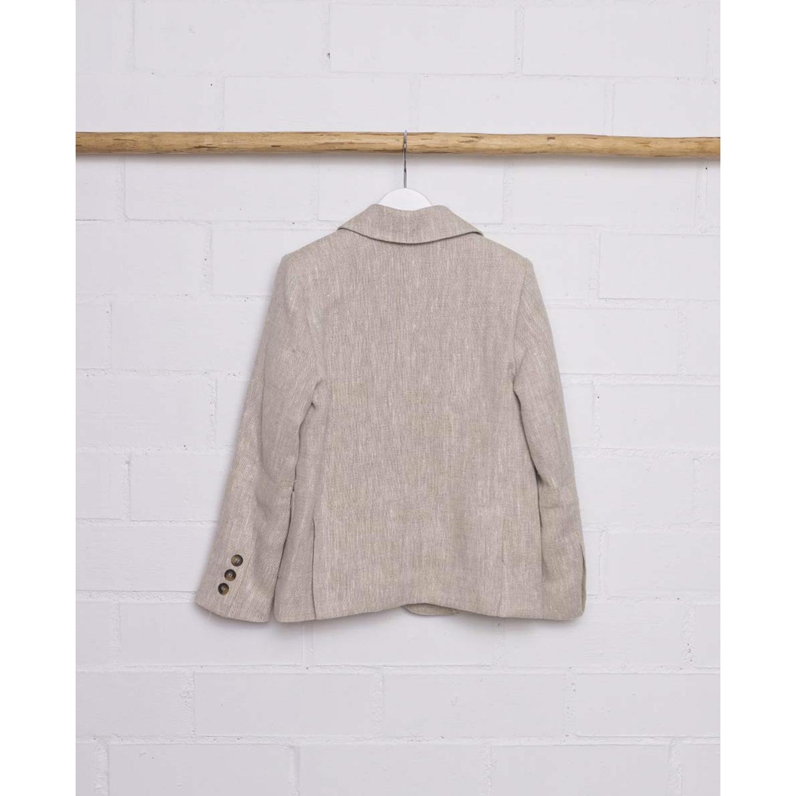 Blazer de lino rústico natural. Con tres bolsillos exteriores, botones en los puños y el centro.