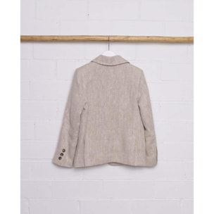 Blazer de lino rústico natural. Con tres bolsillos exteriores, botones en los puños y el centro.