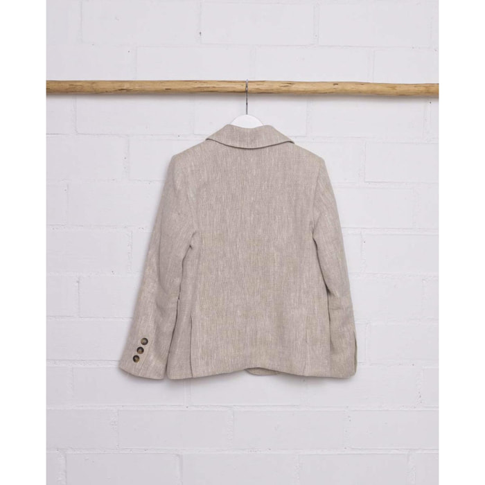 Blazer de lino rústico natural. Con tres bolsillos exteriores, botones en los puños y el centro.