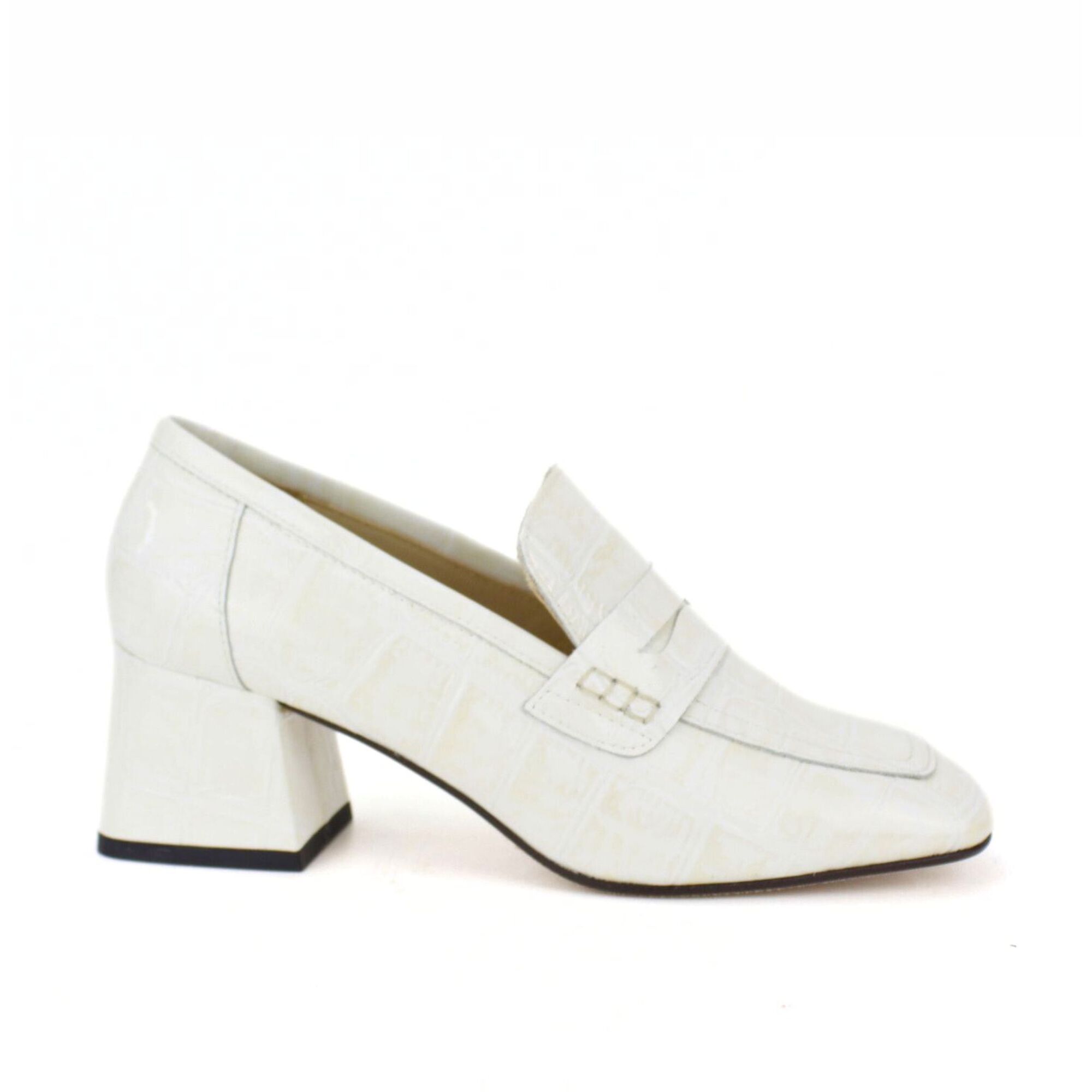 Salón blanco. Tacón 5 cm.