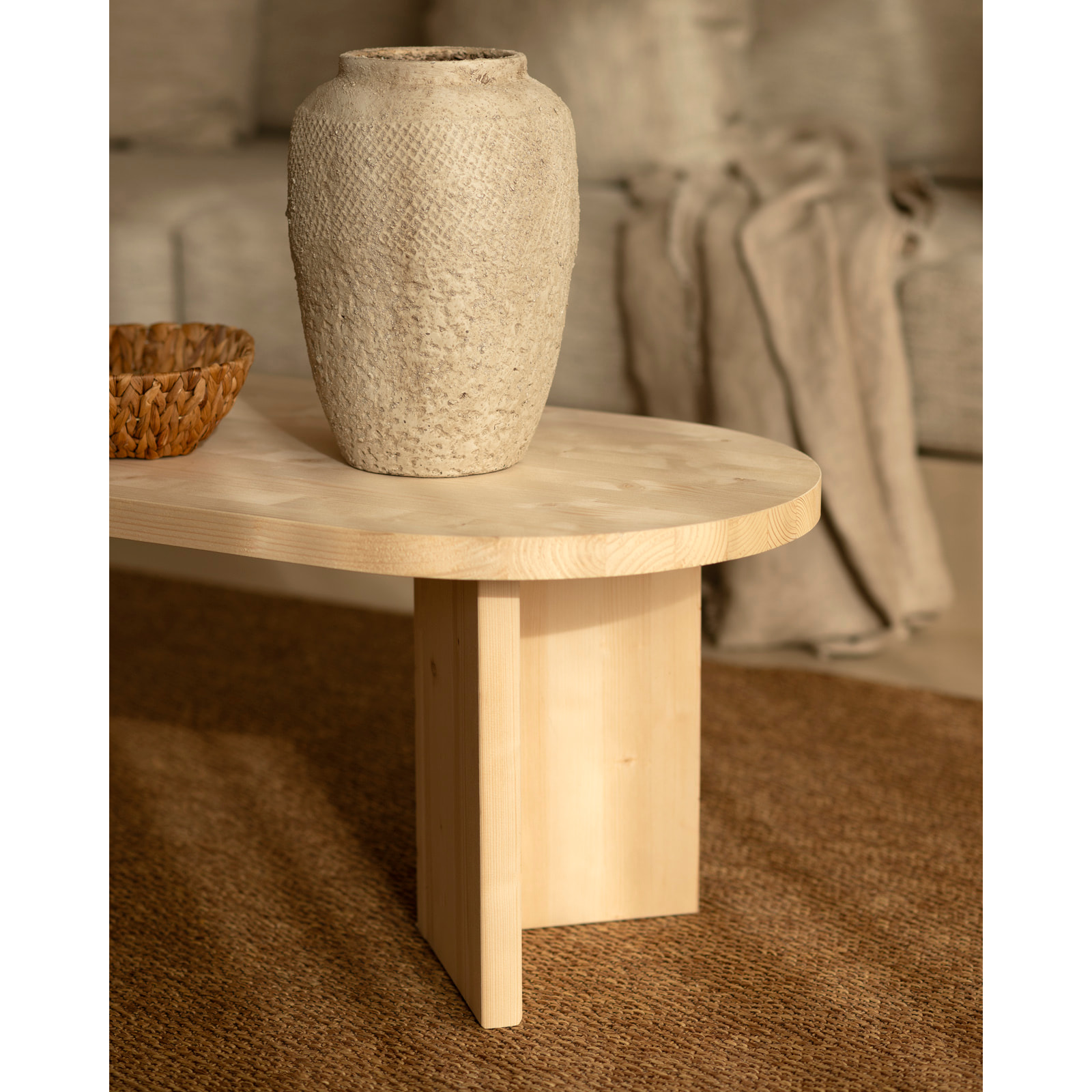 Mesa de centro de madera maciza en tono natural de 120cm Alto: 40 Largo: 120 Ancho: 50
