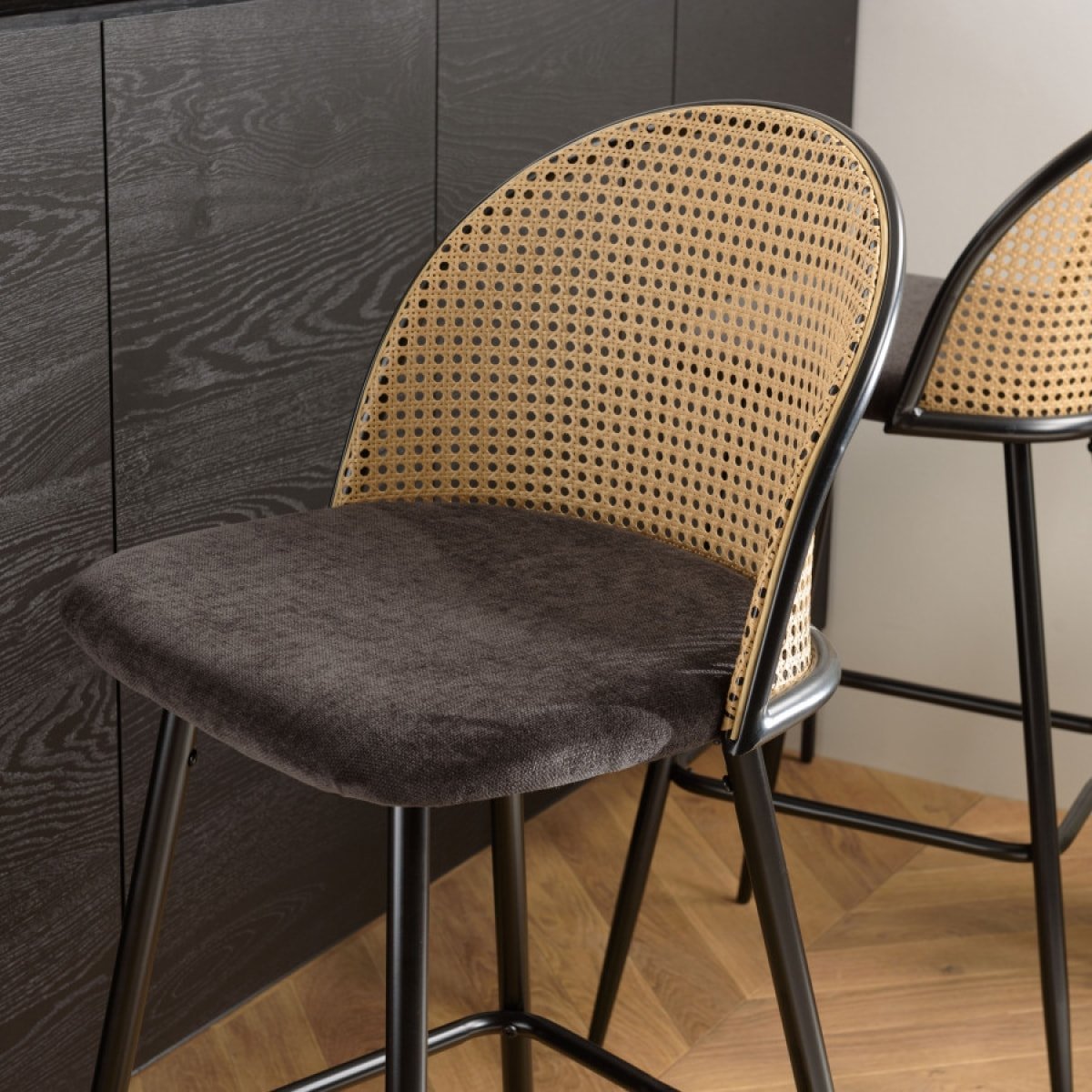 LEA - Lot de 2 tabourets de bar assise tissu noir dossier effet cannage