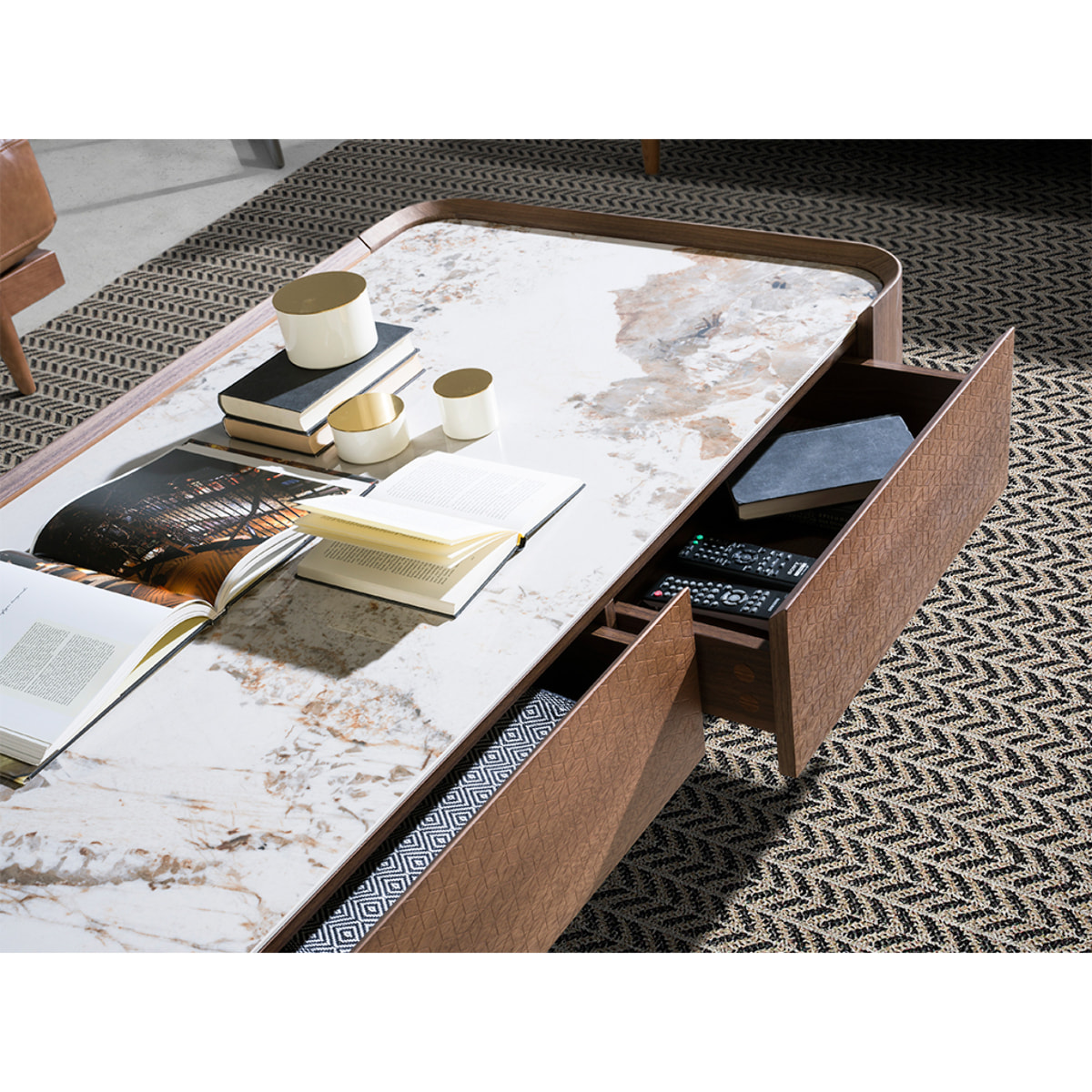 Mesa centro rectangular en madera chapada en nogal natural y tapa de mármol porcelánico blanco con vetas en tonos tierra en brillo 140x75x40cm