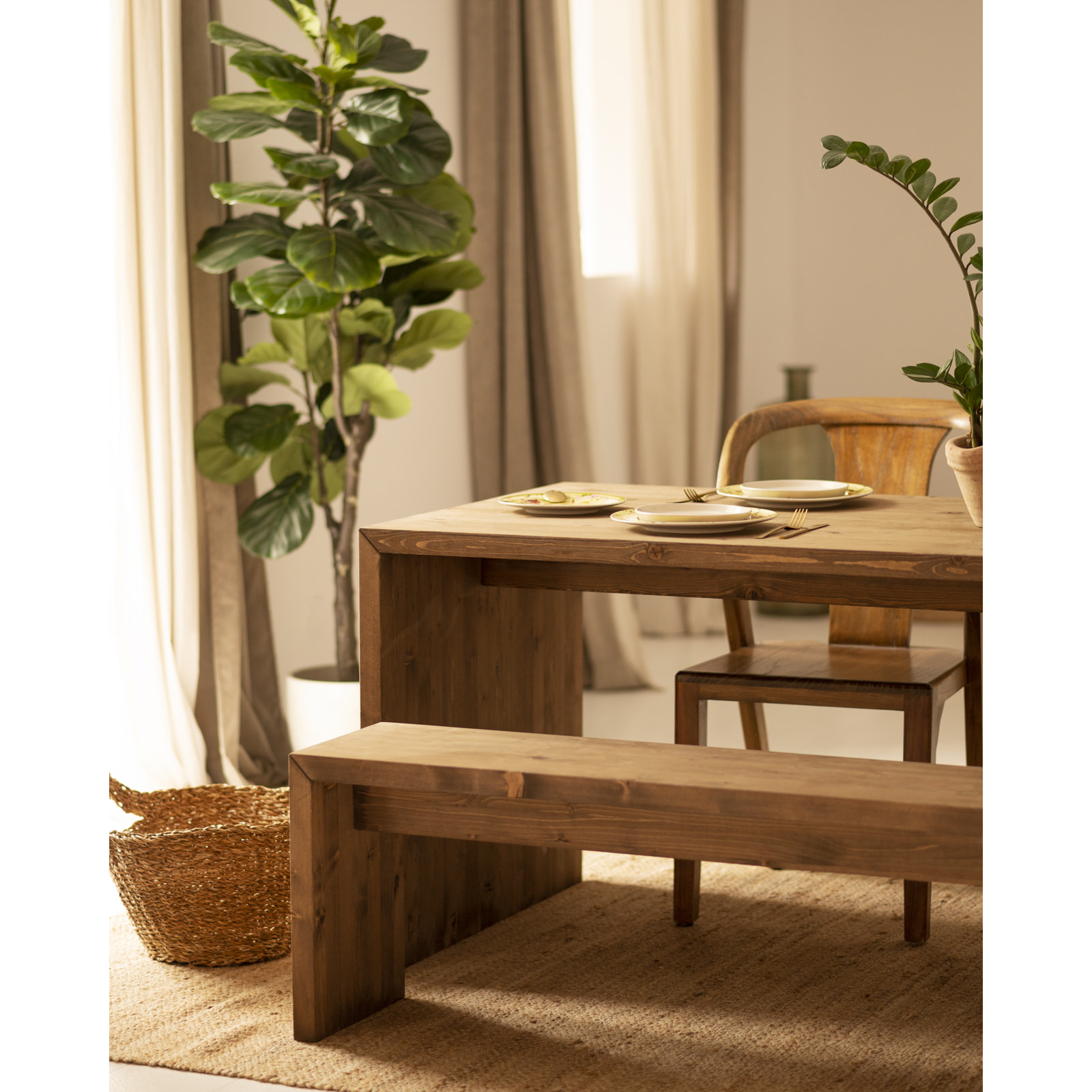 Pack mesa de comedor y banco de madera maciza en tono roble oscuro de varias medidas