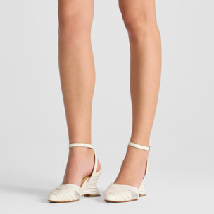 Zapato salón Joy cuña geométrica en trenzado metalizado artesanal con pulsera y escote en V