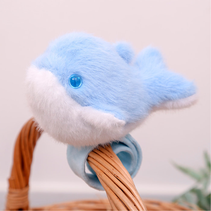 Peluche extrasuave y mullido. Diseño ballena azul con mecanismo enrollable. 14 cm.