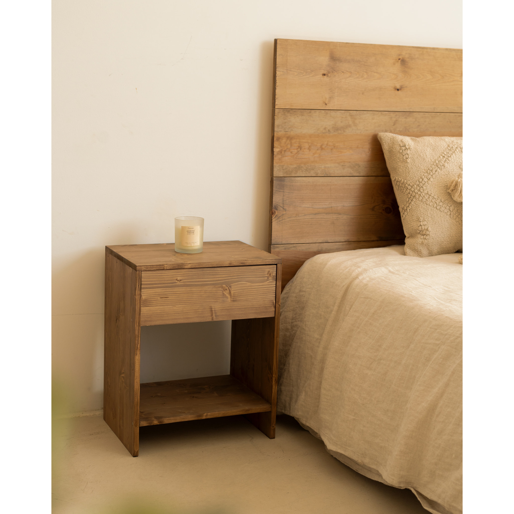 Pack de 2 tables de chevet en bois massif avec un tiroir en couleur chêne foncé en différentes tailles