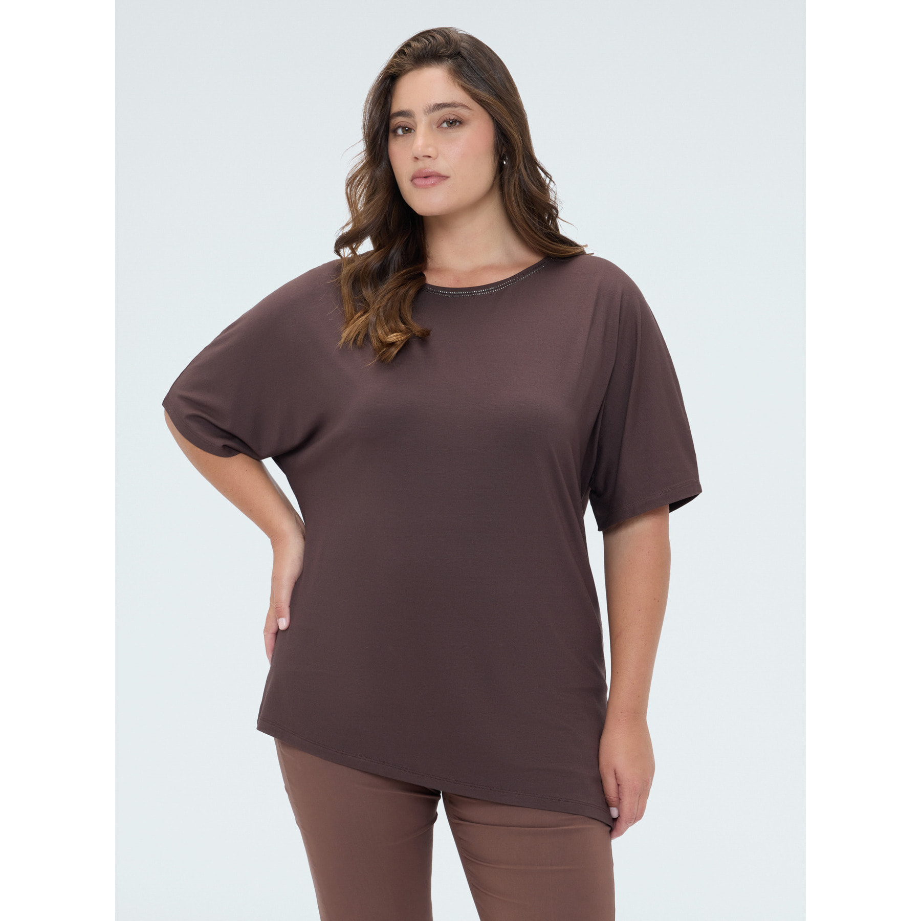 Fiorella Rubino - T-shirt in viscosa con strass sullo scollo - Marrone