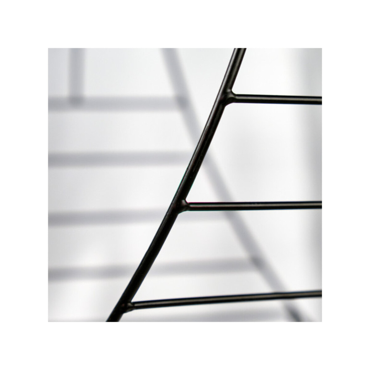 Porte-revues & bûches design filaire minimaliste en métal noir - CLOS