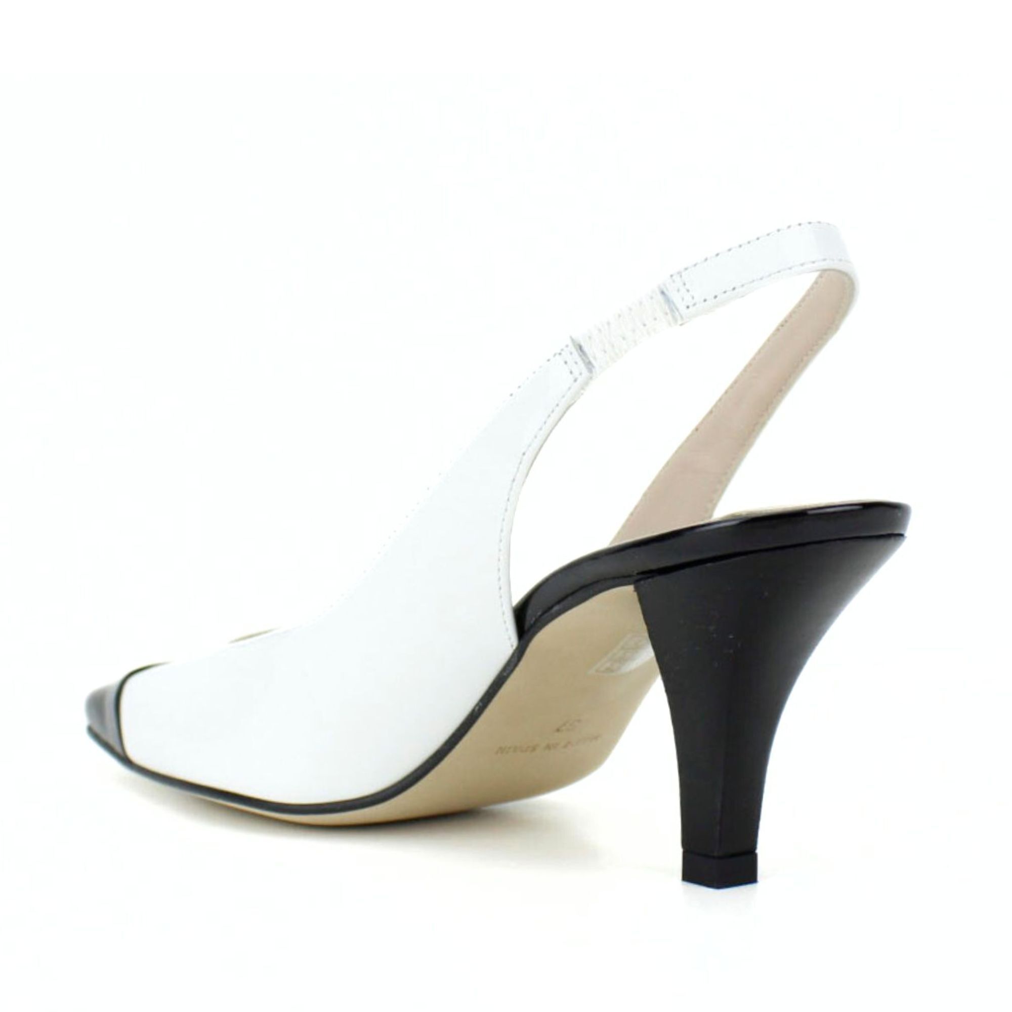 Salón destalonado en charol color blanco y negro. Tacón forrado de 7 cm