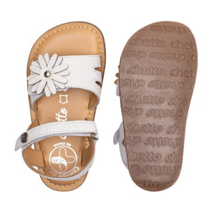 SANDALIA BAREFOOT BLANCA – FLOR EN RELIEVE Y ELEGANCIA ATEMPORAL