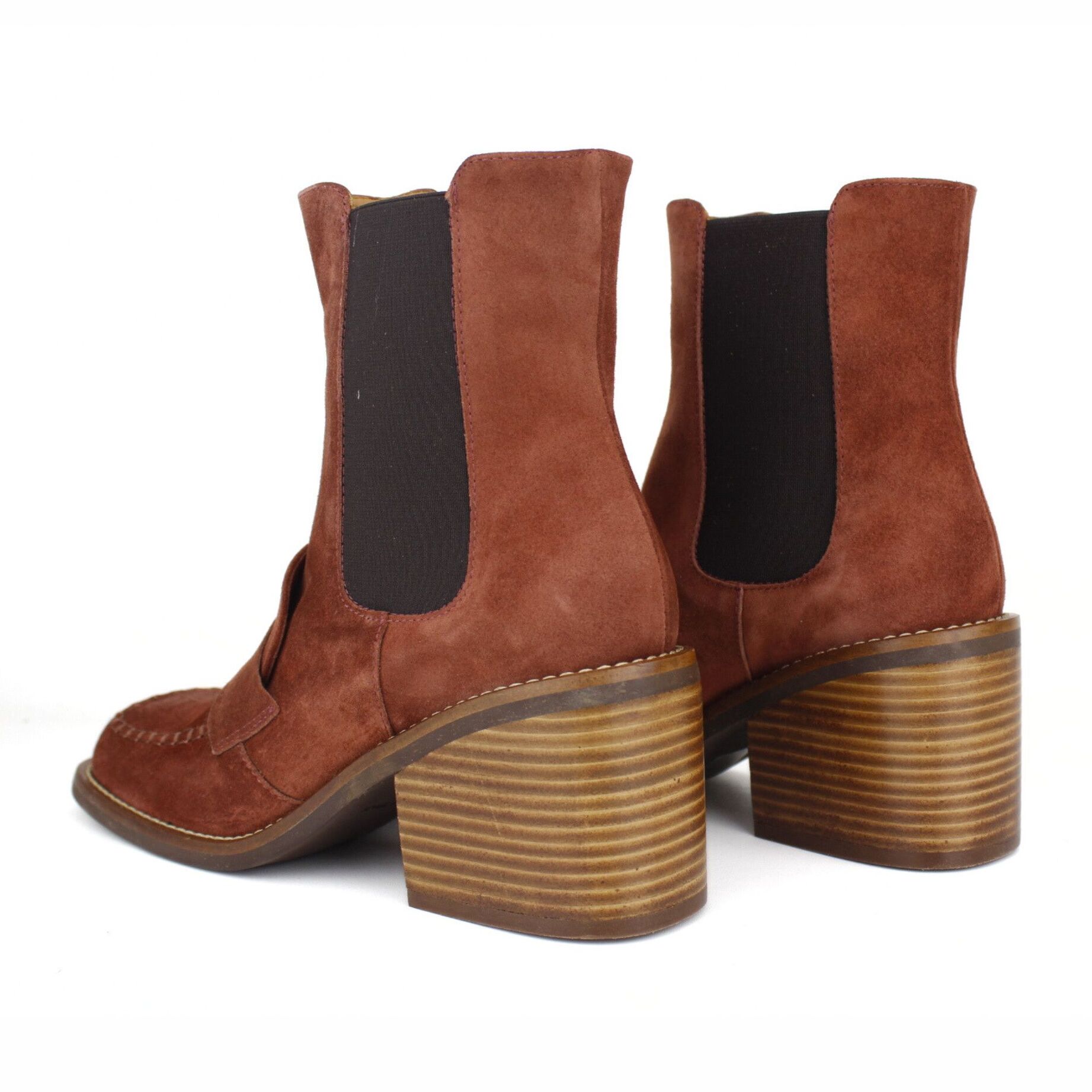 Botín en ante con adorno. Tacón 6 cm