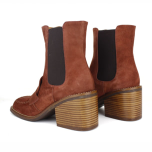 Botín en ante con adorno. Tacón 6 cm