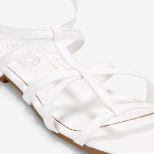 Sandalias blancas planas con tiras