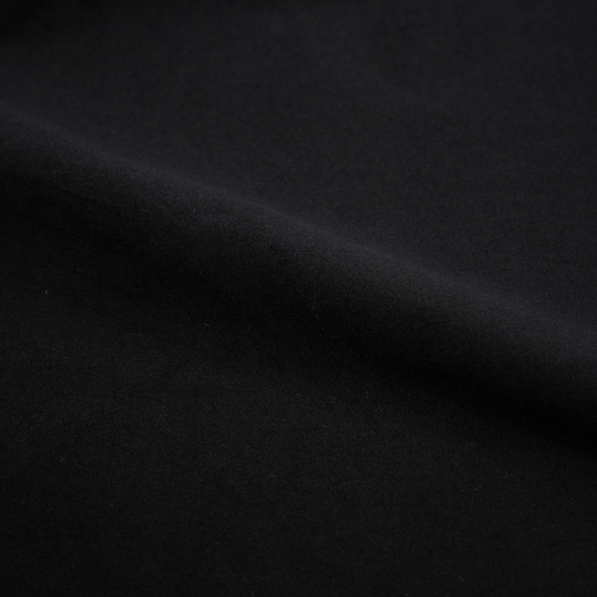 Chaise en velours noir et bois de noyer - Coccinelle