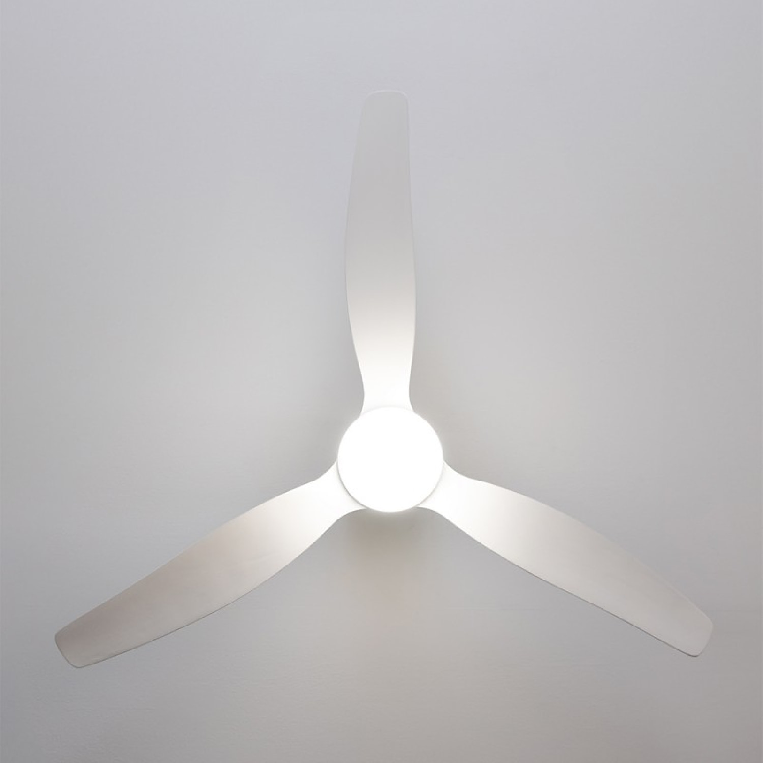 Cecotec Ventilatore da soffitto con luce EnergySilence Aero 5600 Aqua IronWhite