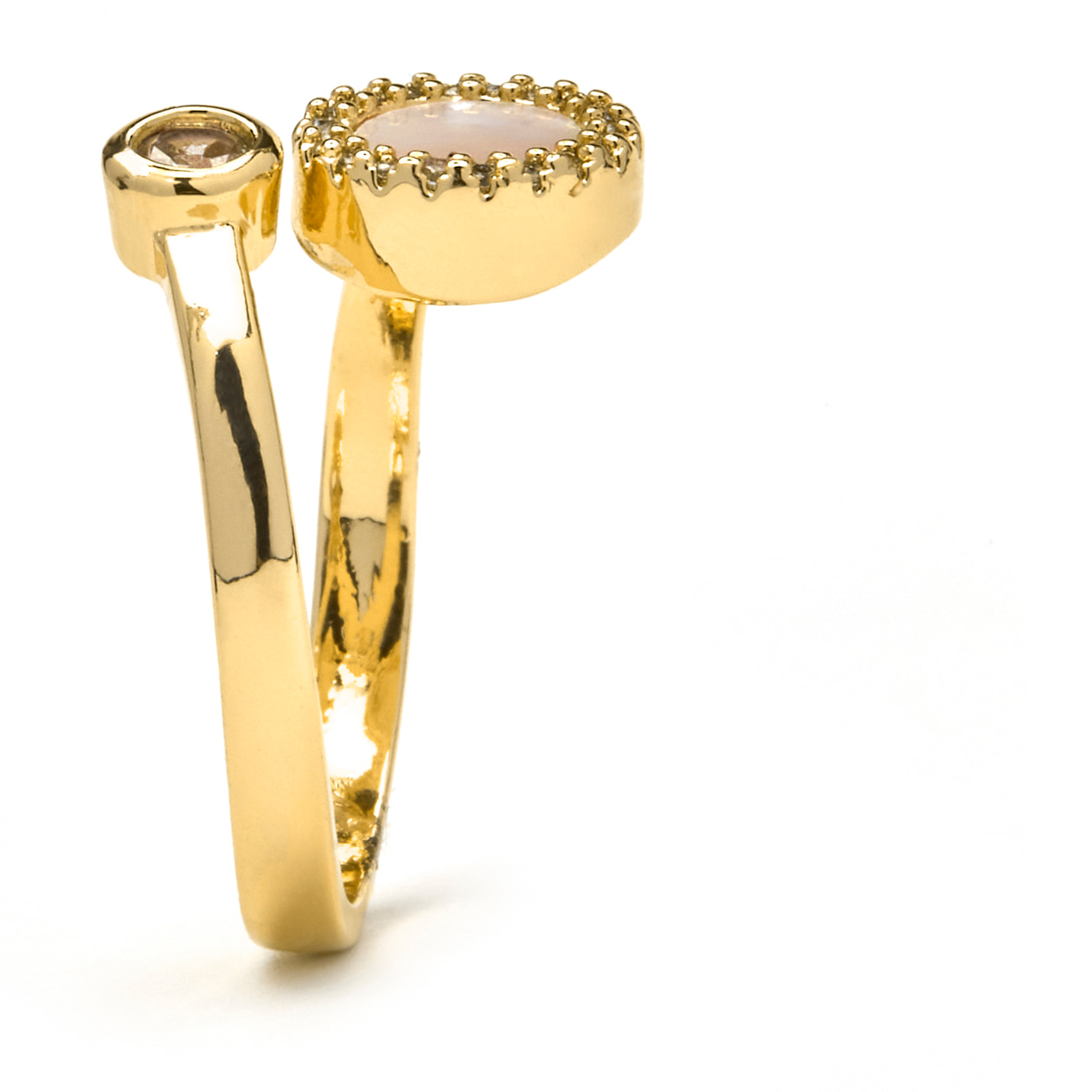 Anillo con Madreperla Blanca acabado oro 18k