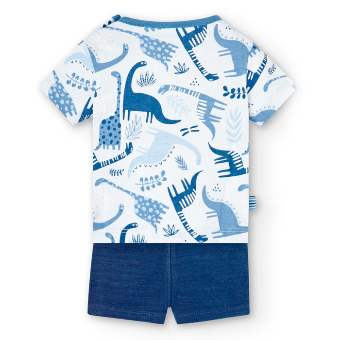 Conjunto en azul con camiseta de manga corta y shorts