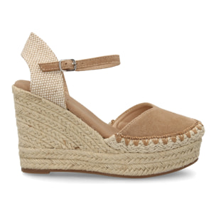 Alpargata de cuña alta de esparto con cierre de hebilla