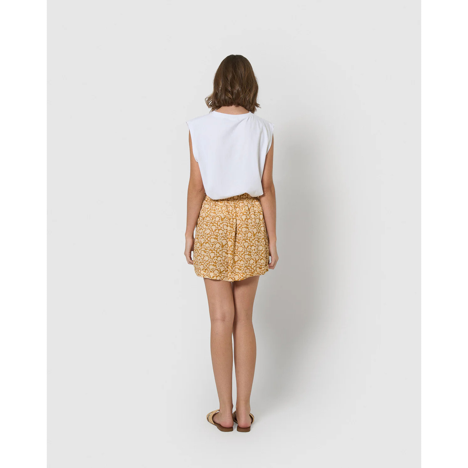 Pantalón corto bambula detalles plisados telma ocre