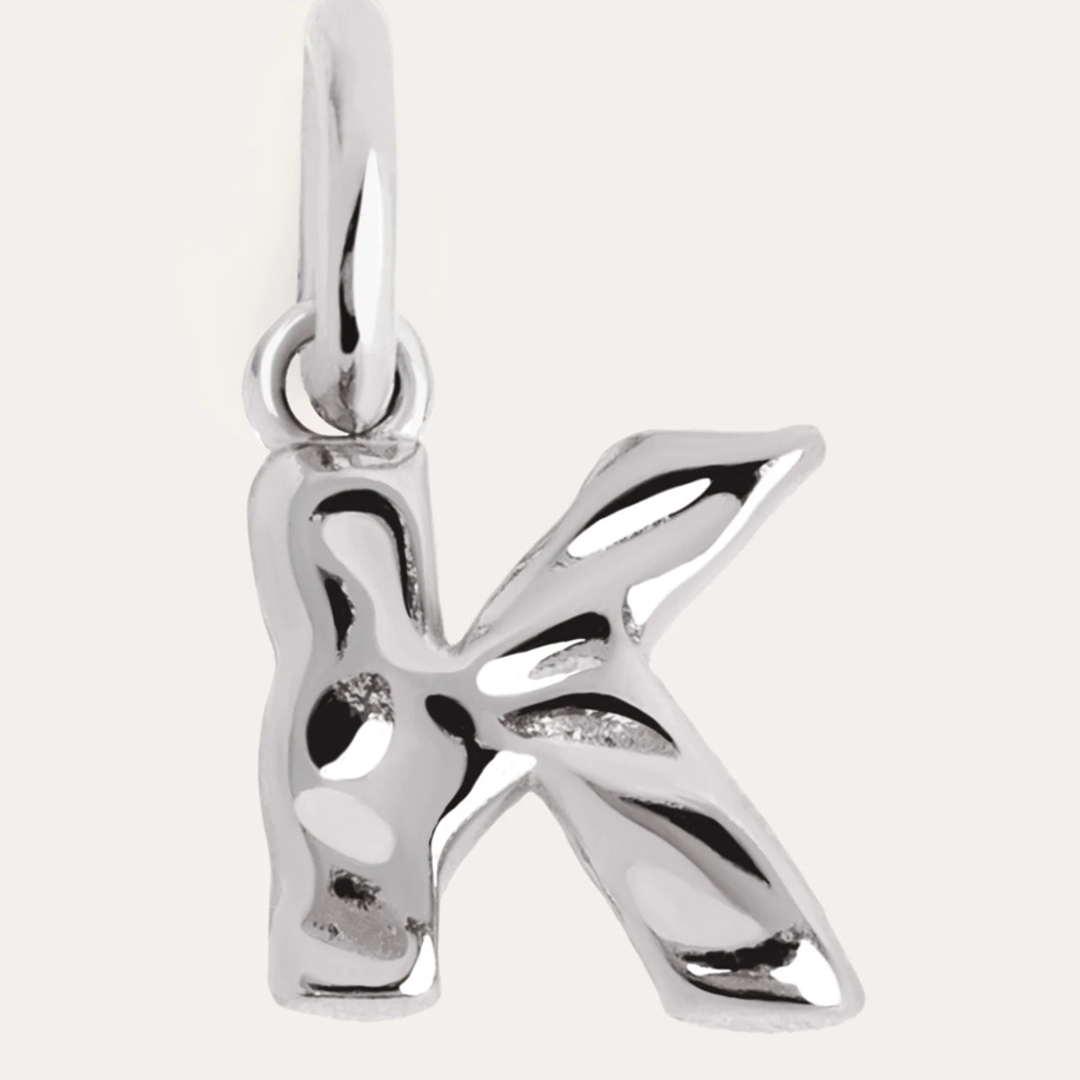 Charm Letter Organic in Argento