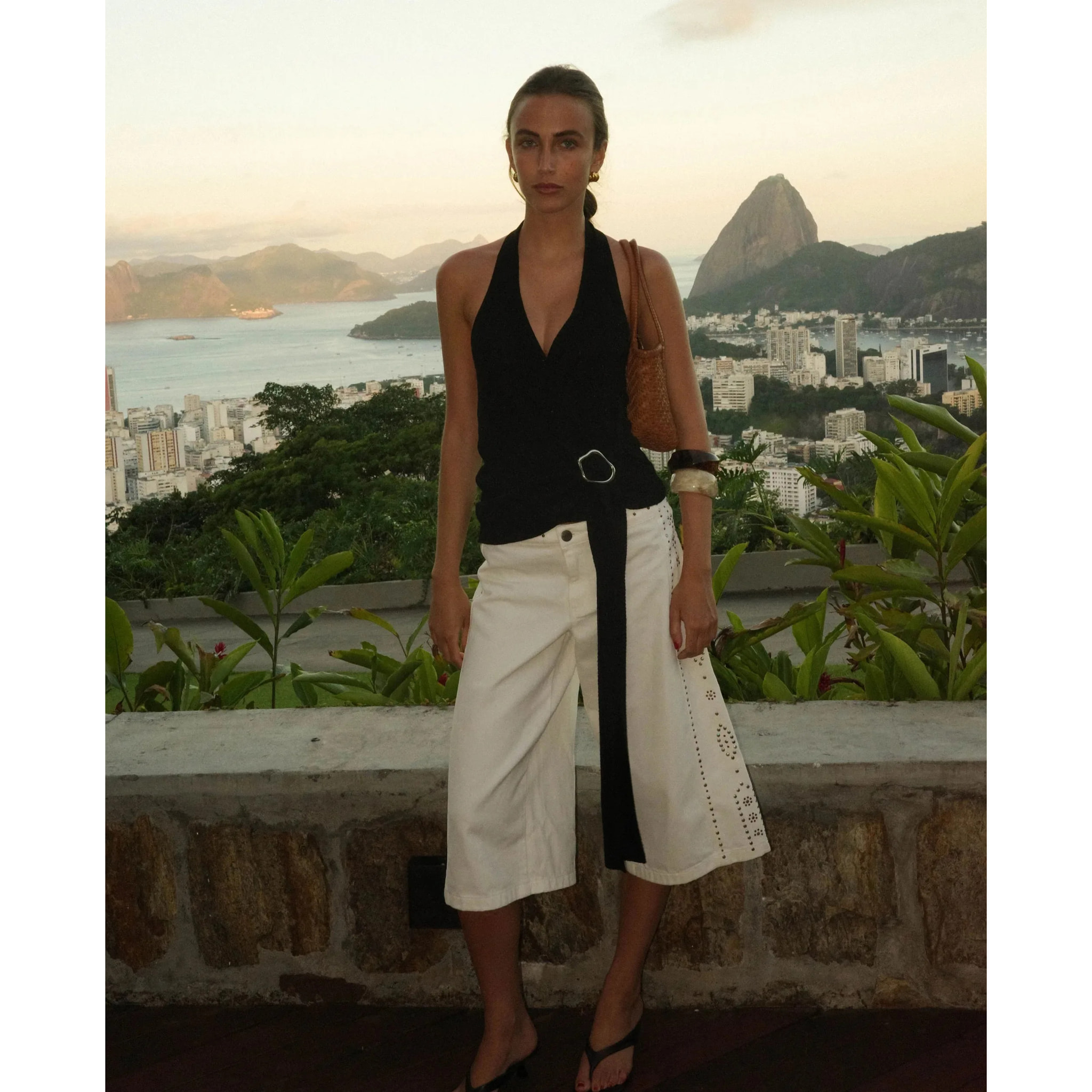 Pantalón vaquero tipo bermuda vaquera con tachuelas y apliques