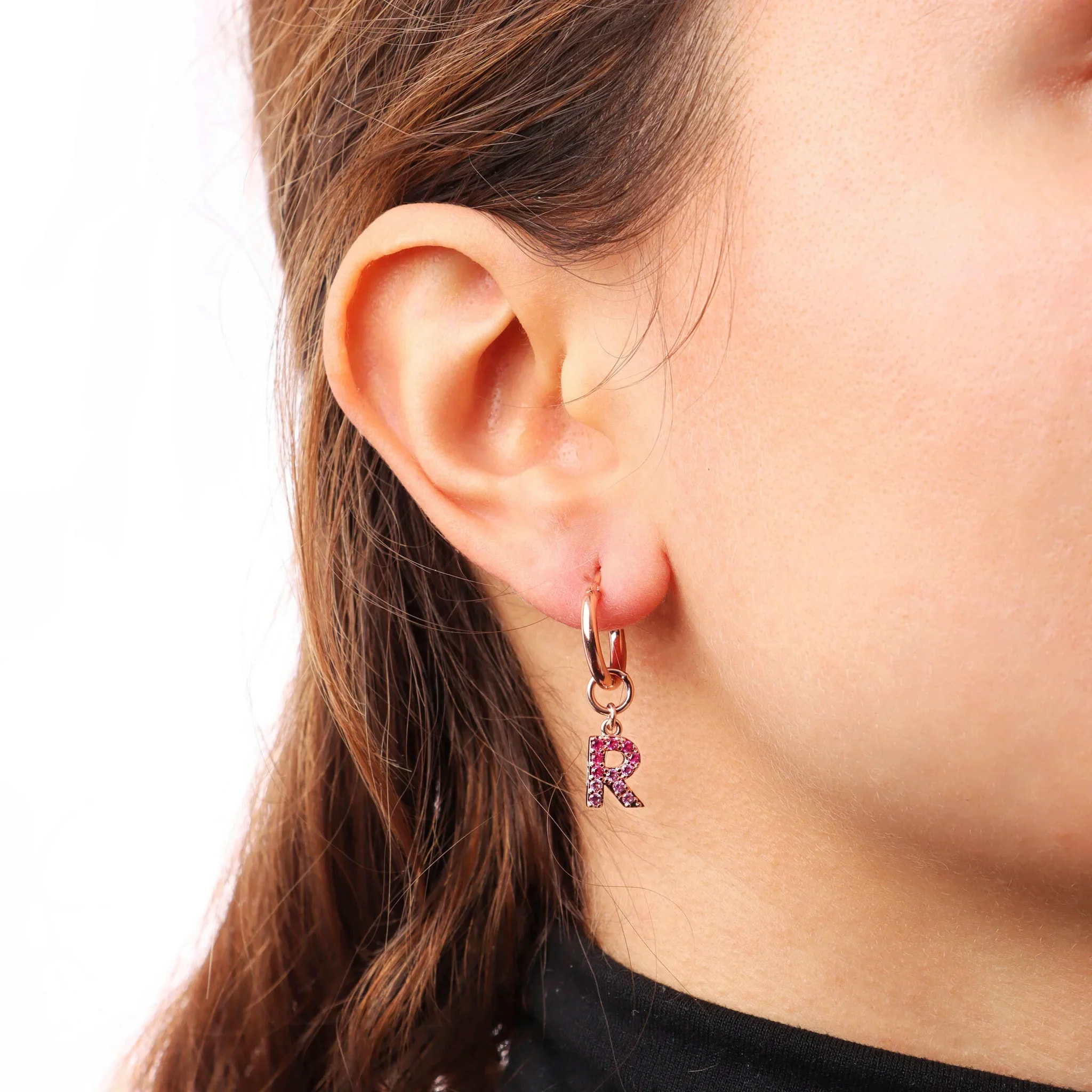 Orecchino a Cerchio con Ciondolo Lettera R in Pavé di Cubic Zirconia Rosa