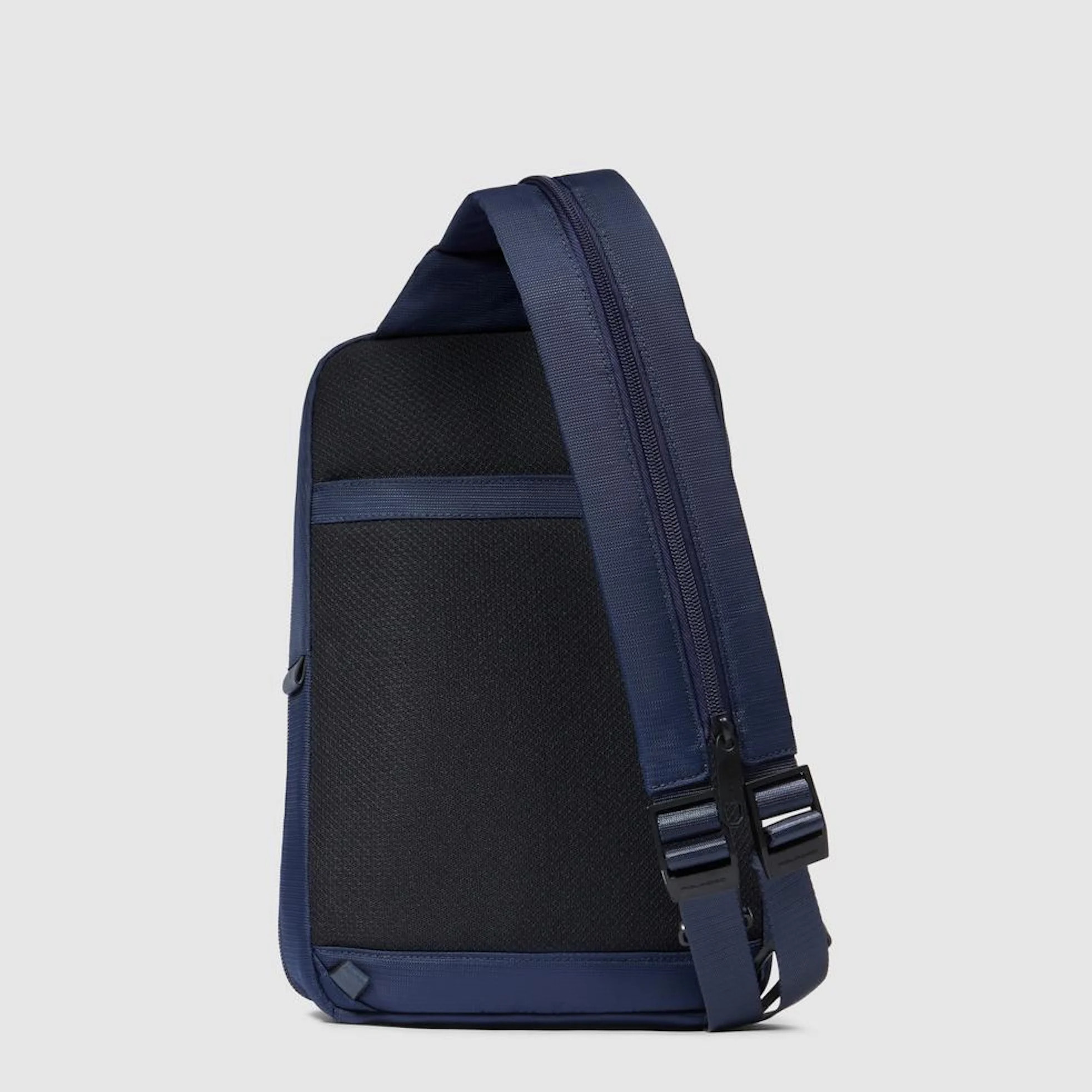 Piquadro Zaino monospalla porta iPad® in tessuto riciclato e pelle con protezione RFID