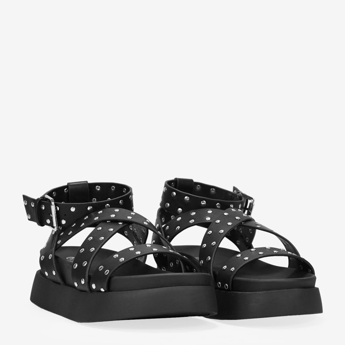 Sandalias de plataforma negras con tachas metálicas