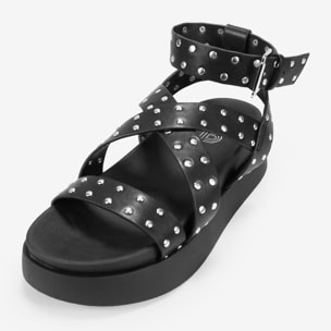 Sandalias de plataforma negras con tachas metálicas
