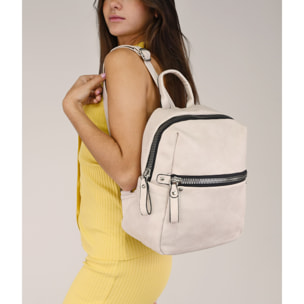 Mochila beige con cremalleras metálicas grandes