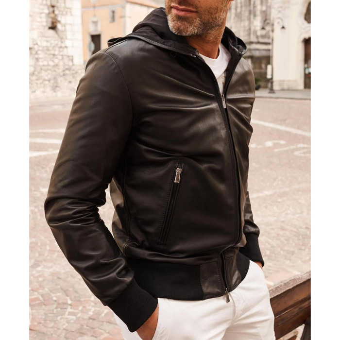 Giacca bomber in pelle nera con cappuccio nappa effetto liscio