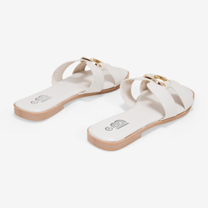 Sandalias planas beige con metal decorativo
